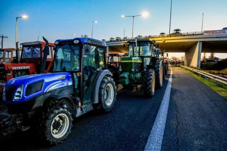 Αγρότες: Κλιμακώνονται οι κινητοποιήσεις – Ενισχύονται τα μπλόκα, πάνω από 1.500 τρακτέρ στον Ε-65