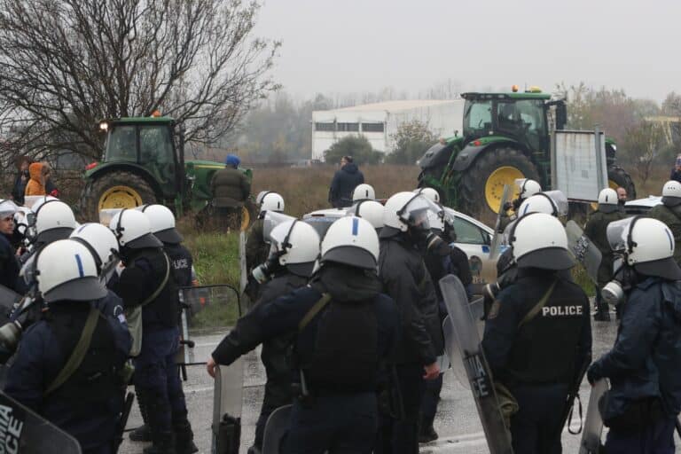 Σέρρες: Οι αγρότες έσπασαν το μπλόκο της ΕΛ.ΑΣ. και κατευθύνονται προς το τελωνείο Προμαχώνα