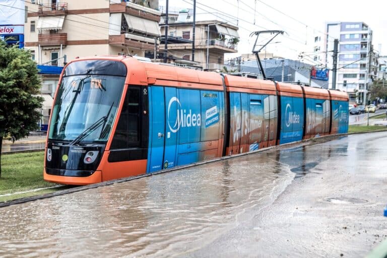 Προβλήματα στην Αττική από την κακοκαιρία «Byron»: Ποιοι δρόμοι είναι κλειστοί – Κανονικά η κυκλοφορία σε ολόκληρη τη Γραμμή 7 του Τραμ