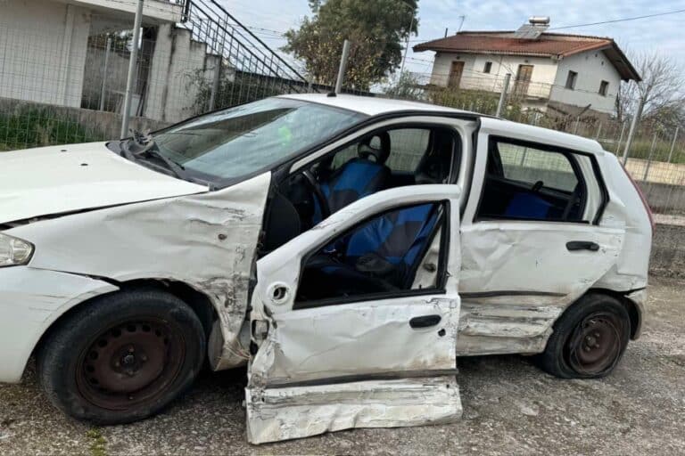 Τροχαίο στο Αγρίνιο: Αυτοκίνητο κατέληξε σε προστατευτικές μπάρες στον Πλάτανο Καλυβίων – Στο νοσοκομείο ένας 53χρονος