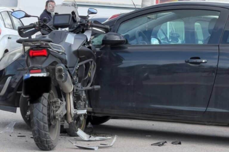 Τρομακτικό τροχαίο στην Ανάβυσσο: Μηχανή έπεσε πάνω σε αυτοκίνητο (εικόνες)