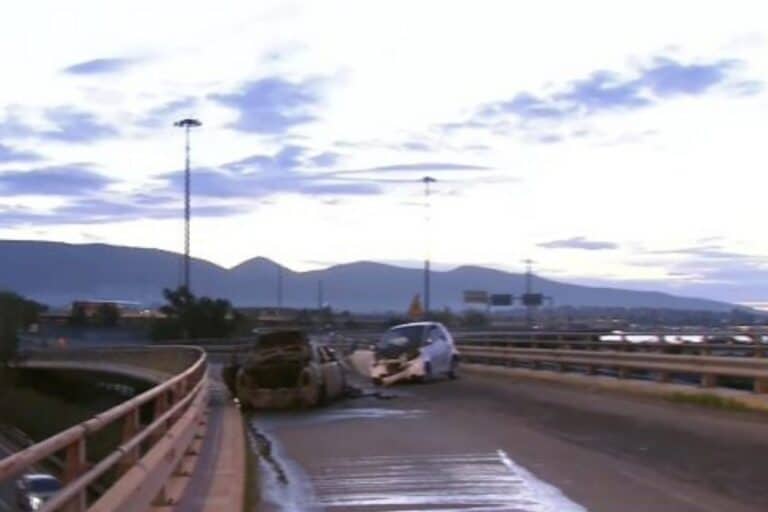 Τροχαίο στο Φάληρο: Αυτοκίνητο κάηκε ολοσχερώς μετά από σύγκρουση – ΙΧ μπήκε στο αντίθετο ρεύμα