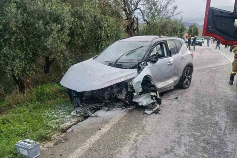 Χανιά: Αυτοκίνητο τυλίχθηκε στις φλόγες μετά από τροχαίο – Στο νοσοκομείο ένας άνδρας