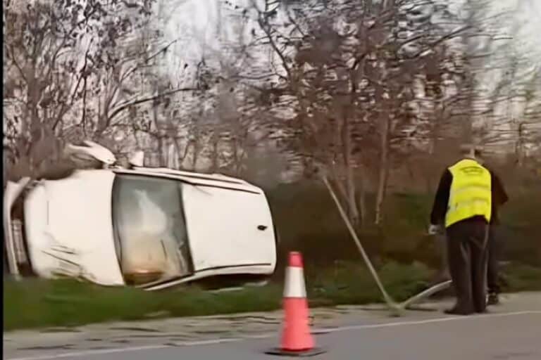 Λάρισα: ΙΧ «τούμπαρε» σε τρομακτικό τροχαίο – Σώα η οδηγός