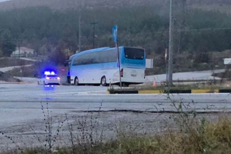 Τροχαίο-σοκ στην Πτολεμαΐδα: Οδηγός λεωφορείου που μετέφερε εργαζομένους της ΔΕΗ υπέστη ανακοπή και κατέληξε – Εξετράπη το όχημα