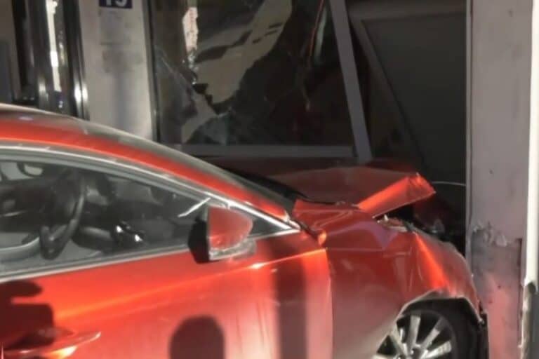 Θεσσαλονίκη: Αυτοκίνητο κατέληξε σε είσοδο πολυκατοικίας μετά από σύγκρουση με άλλο ΙΧ