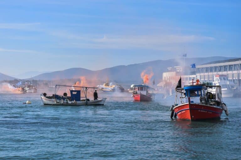 Η «πολιορκία» των ψαράδων του Βόλου από θαλάσσης – Άνοιξε το λιμάνι (εικόνες)