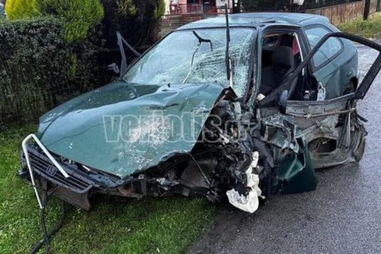 Βέροια: Σοκαριστικές εικόνες από το κατεστραμμένο αυτοκίνητο του 22χρονου που σκοτώθηκε σε τροχαίο