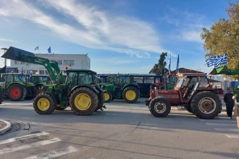 Μπλόκα αγροτών: Έφτασαν τα τρακτέρ στον Βόλο για να αποκλείσουν το λιμάνι – Ισχυρές δυνάμεις της ΕΛ.ΑΣ. στην περιοχή (βίντεο)