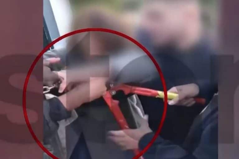 Σοκαριστικό βίντεο: Καθηγητής έπιασε τα δάχτυλα μαθητή με κόφτη σε κατάληψη στο Χαλάνδρι – «Βγάλ’το με πονάει»