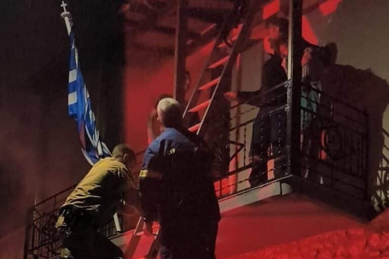Φωτιά σε σπίτι στη Χίο – Δραματική διάσωση μητέρας και γιου που είχαν εγκλωβιστεί στο μπαλκόνι (βίντεο)