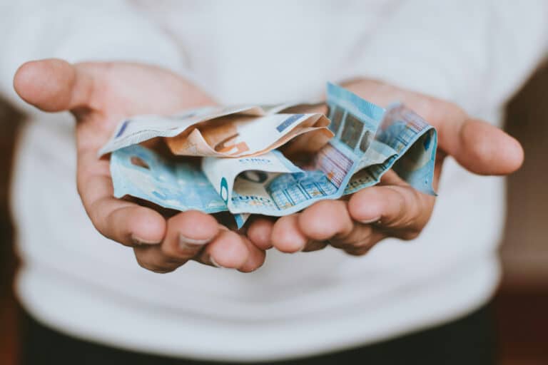 ΟΠΕΚΑ: Επίδομα 391 ευρώ χωρίς εισοδηματικά κριτήρια – Η προϋπόθεση