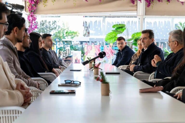 Ο Χρυσοχοΐδης συναντήθηκε με Ρομά στην Αγία Βαρβάρα (εικόνες)