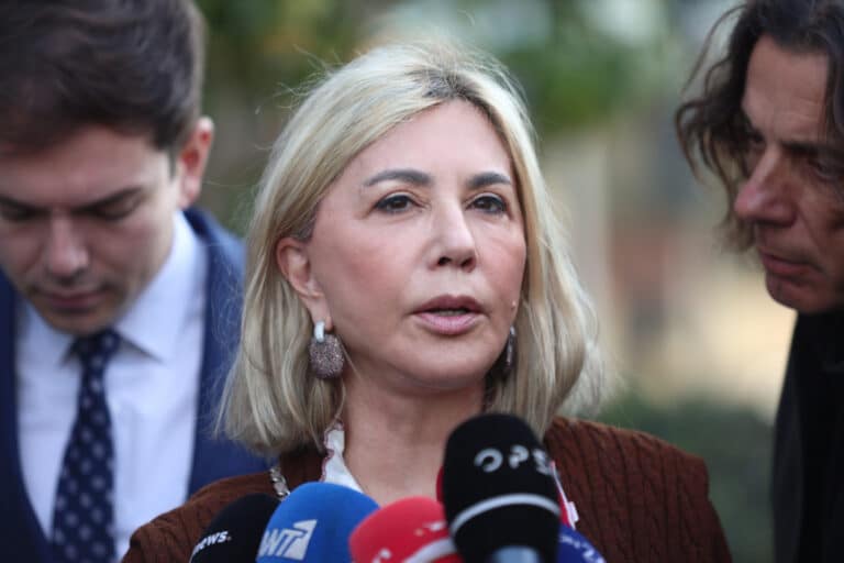 Βουλή: Άρση ασυλίας για τη Ζέττα Μακρή – «Ο δημοσιογράφος με εκβίαζε να του καταβάλω χρήματα»