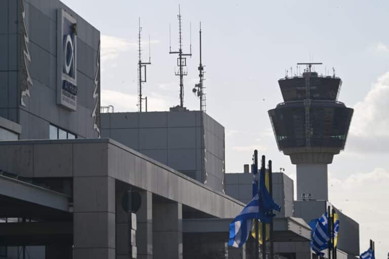 Αλλοδαπός έφτασε στο αεροδρόμιο της Αθήνας με 4.000 πακέτα λαθραία τσιγάρα (εικόνα)