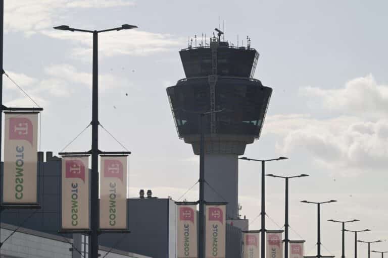 Συναγερμός σε πτήση της Olympic Air: Επέστρεψε εκτάκτως στο «Ελευθέριος Βενιζέλος» λόγω φωτιάς 