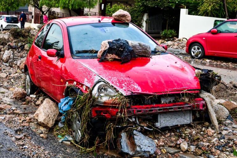 Έπαθε ζημιά το αυτοκίνητο από τη βροχή – Ποιος θα την πληρώσει, πώς θα αποζημιωθείς