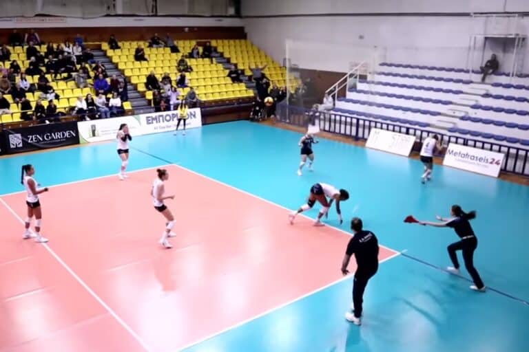 Τρομακτικό περιστατικό σε αγώνα βόλεϊ: Έπεσαν κομμάτια από το ταβάνι σε αθλήτρια στο Άρης-Α.Ο. Θήρας (βίντεο)