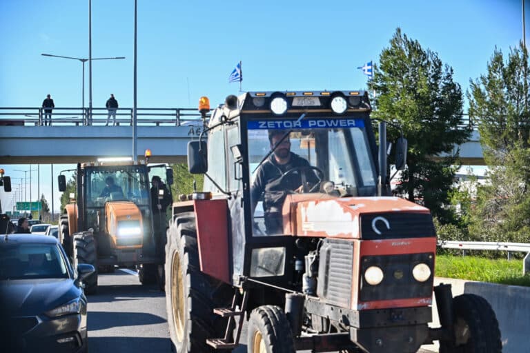 Οδηγίες της Τροχαίας για την κίνηση των οχημάτων έπειτα από τον αποκλεισμό στις σήραγγες των Τεμπών