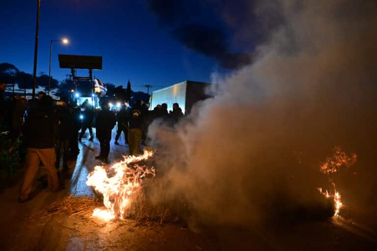 Ένταση μεταξύ αγροτών και αστυνομίας στο μπλόκο της Θήβας – Έβαλαν φωτιά σε άχυρα (βίντεο)