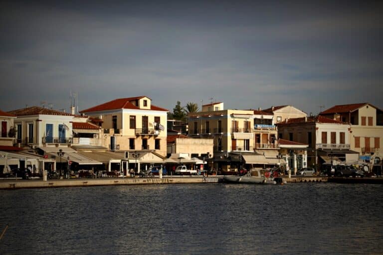 Αίγινα: Γυναίκα άφησε την τελευταία της πνοή σε παραλία – Λουόμενοι της έκαναν ΚΑΡΠΑ επί 50 λεπτά