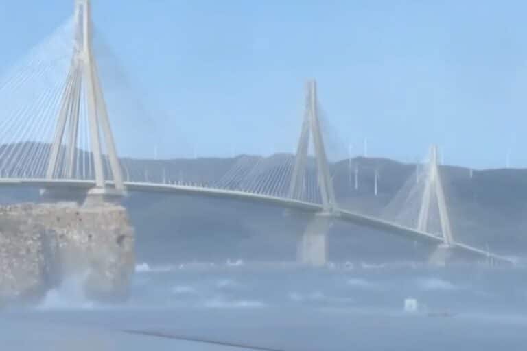 Άνεμοι 130 χλμ/ώρα σαρώνουν την Πάτρα – Εντυπωσιακό βίντεο από τη γέφυρα