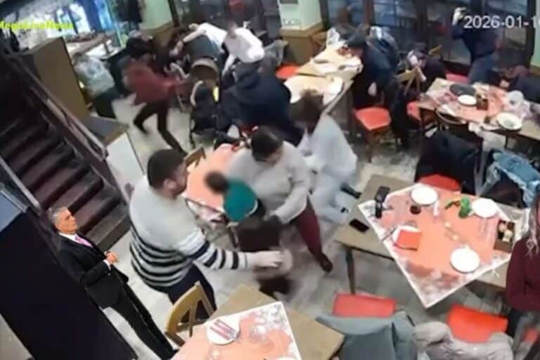 Αλεξανδρούπολη: «Έσπασε κομμάτι της τζαμαρίας, ο κόσμος κρύφτηκε» λέει ο ιδιοκτήτης του εστιατορίου που χτυπήθηκε από ανεμοστρόβιλο (βίντεο) 