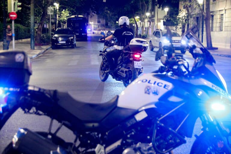 Αθήνα: Μηχανή ξέφυγε από αστυνομικούς μετά από καταδίωξη – Ταυτοποιήθηκαν δύο άτομα, ανέβασαν βίντεο στο διαδίκτυο