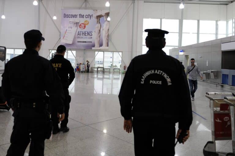 Συνελήφθησαν έξι νεαροί αλλοδαποί στην Καλαμάτα – Προσπάθησαν να ταξιδέψουν προς τη Γερμανία με πλαστά έγγραφα 