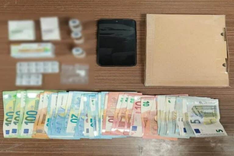 Αττική: Προσπάθησε να περάσει ροζ κοκαΐνη μέσω δέματος και συνελήφθη – Πώς οργανώθηκε η επιχείρηση της ΕΛ.ΑΣ.