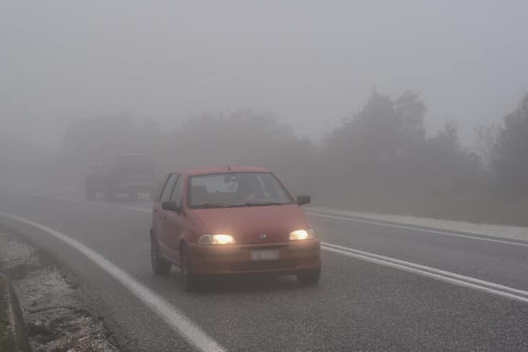 Αυτοκίνητο: Πρόστιμο 350 ευρώ και αφαίρεση διπλώματος – Το λάθος που κάνουν οι περισσότεροι οδηγοί με τα φώτα