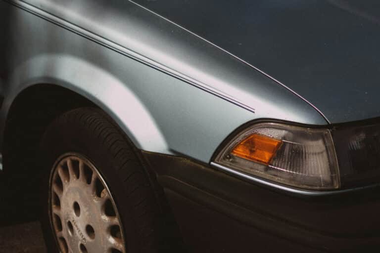 Αυτή είναι η κίνηση που πρέπει να κάνουμε πριν μπούμε στο αυτοκίνητο το πρωί – Γιατί πρέπει να χτυπάμε το καπό πριν ξεκινήσουμε