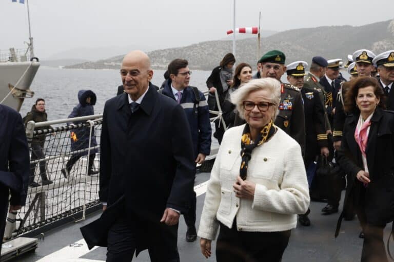 Ο Νίκος Δένδιας υποδέχθηκε στη φρεγάτα «Κίμων» τη Γαλλίδα ομόλογό του (εικόνες) 