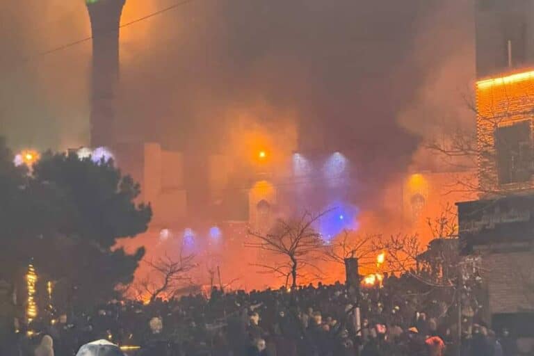 Ιράν: Χάος από τις αντικυβερνητικές διαδηλώσεις – Πάνω από 60 οι νεκροί, φλέγεται η Τεχεράνη (βίντεο)