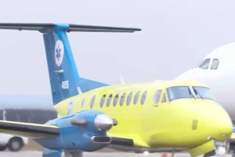 Το αεροπλάνο του ΕΚΑΒ έφτασε στη Ρουμανία για να παραλάβει τους δύο τραυματίες οπαδούς του ΠΑΟΚ – Στη Θεσσαλονίκη το μεσημέρι