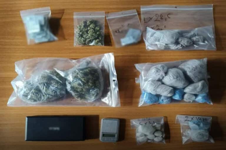 «Ελληνικό FBI»: Χειροπέδες σε τρία άτομα που διακινούσαν ναρκωτικά σε Αθήνα και Πειραιά – Γνώριμοι των Αρχών (εικόνες)