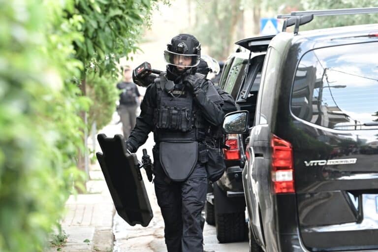 Μεγάλη επιχείρηση της ΕΛ.ΑΣ. στον Ασπρόπυργο με drone και αστυνομικό σκύλο – Δέκα συλλήψεις για ρευματοκλοπή (βίντεο)