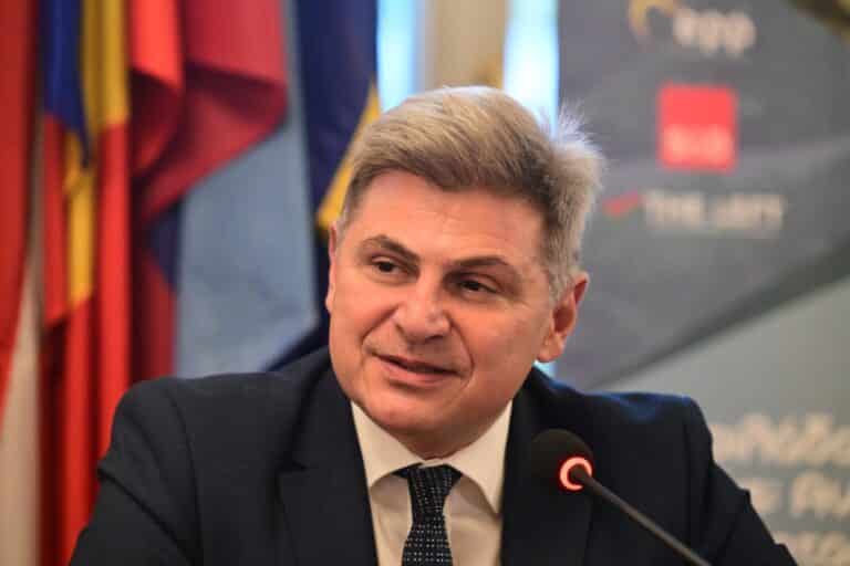 Δεν παραδίδει την έδρα του στον ΣΥΡΙΖΑ ο Φαραντούρης: «Λογοδοτώ μόνο στους συμπολίτες μου» (βίντεο)