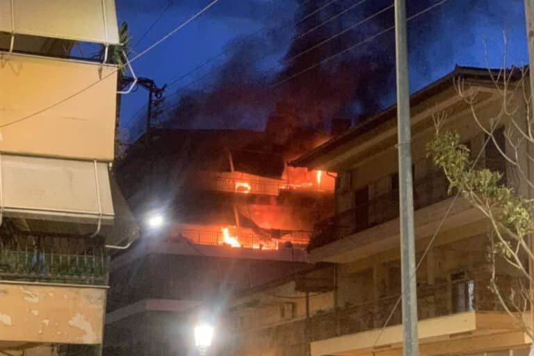 Τέθηκε υπό έλεγχο η φωτιά σε διαμερίσματα στην Αλεξάνδρεια Ημαθίας – Ζημιές σε τέσσερα από αυτά (βίντεο)