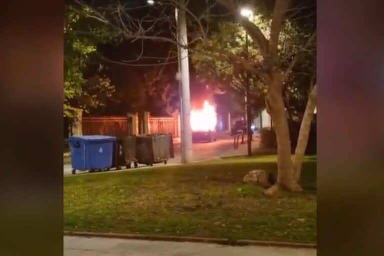 Άγνωστοι πυρπόλησαν αυτοκίνητο στον Κολωνό (βίντεο)