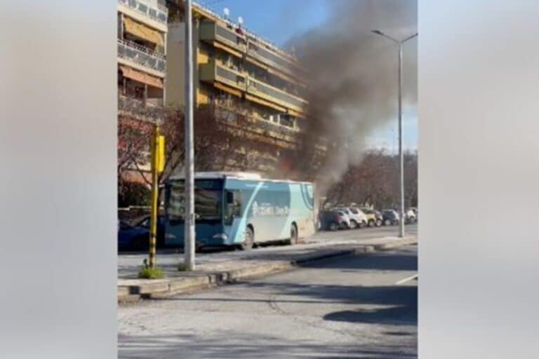 Θεσσαλονίκη: Φωτιά σε λεωφορείο – Αποβιβάστηκαν έγκαιρα οι επιβάτες (βίντεο)