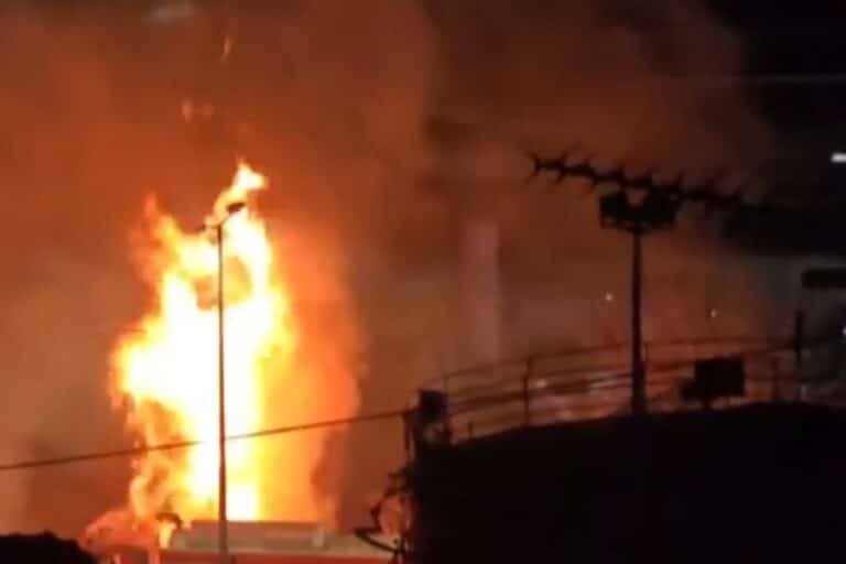 Έσβησε η φωτιά στο Πέραμα: «Να μην υπάρχουν δεξαμενές καυσίμων σε γειτονιές» λέει ο δήμαρχος