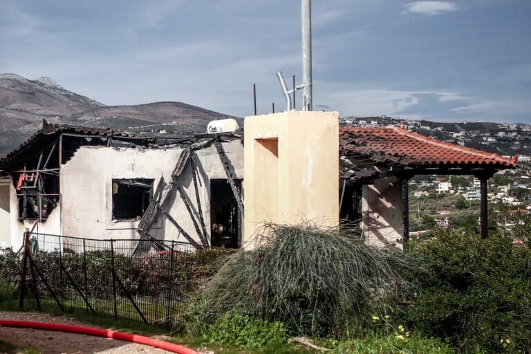 Τραγωδία στη Ραφήνα: Ένας νεκρός μετά από φωτιά σε μονοκατοικία στην Αγία Μαγδαληνή