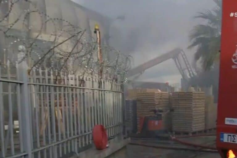 Φωτιά τώρα σε αποθήκη εργοστασίου στο Κορωπί – Μεγάλη κινητοποίηση της Πυροσβεστικής (βίντεο)