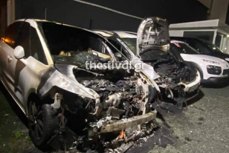 Θεσσαλονίκη: Φωτιά σε μάντρα με μεταχειρισμένα οχήματα – Προκλήθηκαν ζημιές σε ΙΧ (βίντεο)