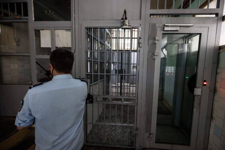 Θεσσαλονίκη: Αστυνομικός τραυματίστηκε σοβαρά μετά από επεισόδιο με κρατούμενο στην Υποδιεύθυνση Μεταγωγών