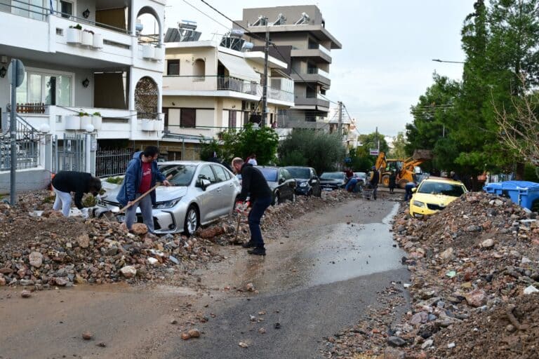 Δύο νεκροί από την επέλαση της κακοκαιρίας – Σοβαρά προβλήματα στην Αττική, βομβαρδισμένο τοπίο η Άνω Γλυφάδα (εικόνες & βίντεο)