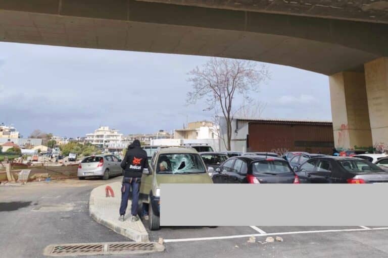 Ηράκλειο: Κομμάτι τσιμέντου έπεσε από γέφυρα και έσπασε παρμπρίζ αυτοκινήτου (εικόνες)