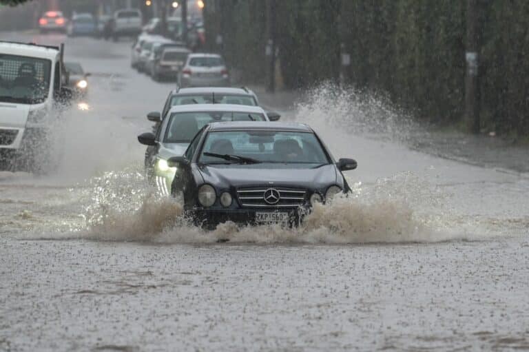 «Ποτάμια» οι δρόμοι στην Αττική – Πώς θα κινηθεί η κακοκαιρία τις επόμενες ώρες (βίντεο)