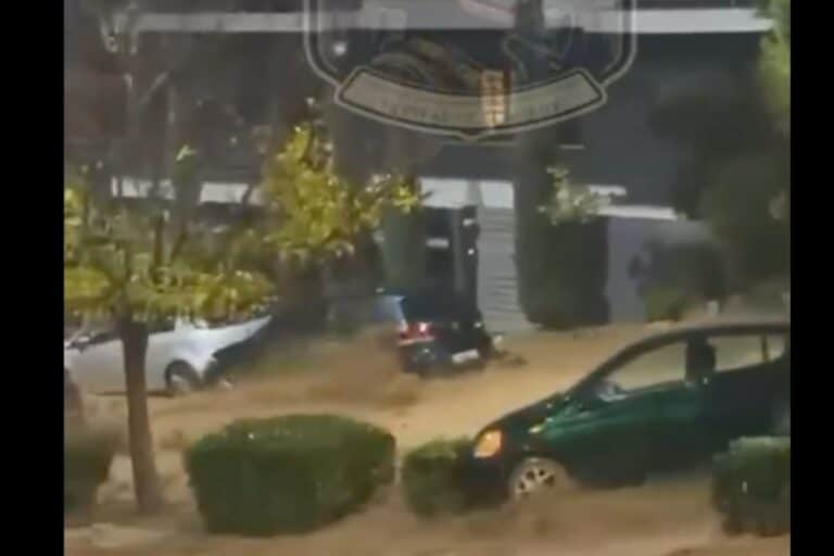 Κακοκαιρία στην Αττική: Νεκρή 56χρονη γυναίκα στην Ανω Γλυφάδα – Παρασύρθηκε από ορμητικά νερά και την πλάκωσε αυτοκίνητο (βίντεο)